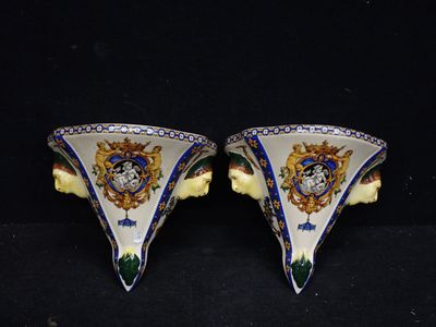 deux tasses posées sur une surface noire