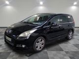 la photo d'un monospace noir garé dans un garage