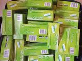 des boîtes de brosses à dents sont empilées les unes sur les autres