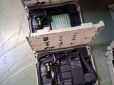 une boîte posée par terre dans laquelle se trouve une radio