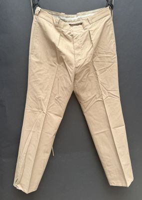un gros plan sur un pantalon suspendu à une corde à linge
