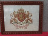 une vieille photo encadrée représentant un blason orné de deux lions