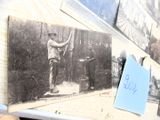 une photo en noir et blanc d'un homme tenant une batte de baseball