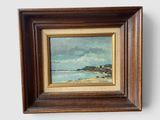 une peinture à l'huile représentant une scène de plage avec un phare au loin