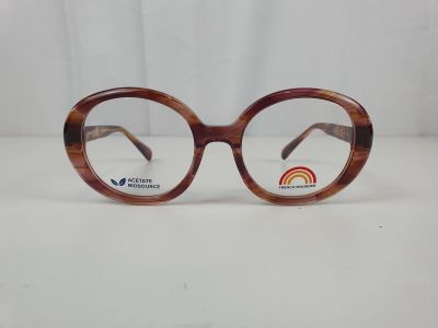 gros plan d'une paire de lunettes sur une surface blanche