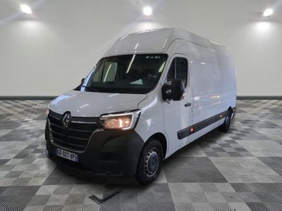 la photo d'une camionnette blanche sur un sol en damier