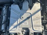 une photo d'un moteur de voiture avec le capot ouvert