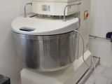une photo d'un grand mixeur dans une cuisine