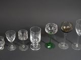 plusieurs verres à vin vides sont alignés sur une table