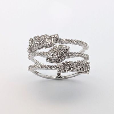 une image d'une bague en diamant sur fond blanc