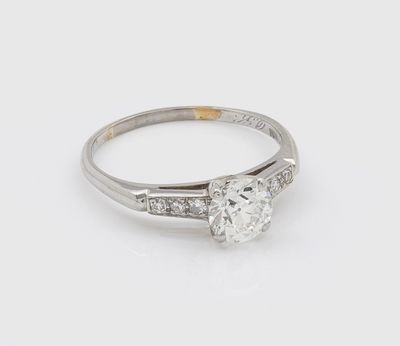 une bague de fiançailles en or blanc et diamants