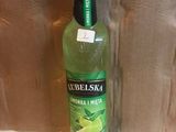 une bouteille d'alcool posée sur un comptoir