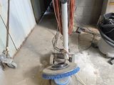 une machine posée sur le sol du garage