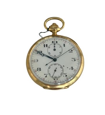 gros plan d'une montre de poche sur fond blanc