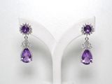 une photo d'une paire de boucles d'oreilles ornées d'améthoreate et de diamants