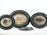 trois horloges posées sur une table, sur fond blanc