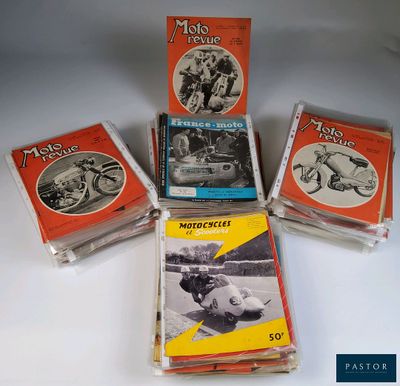 cinq livres sur la moto sont empilés sur une surface blanche