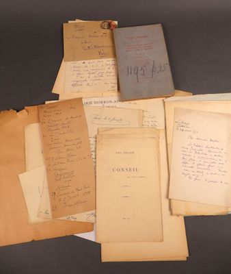 quelques vieux papiers sont empilés les uns sur les autres sur une table