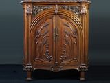 une image d'une armoire en bois avec des sculptures sur les portes