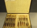 de nombreux stylos dans l'étui posé sur la table