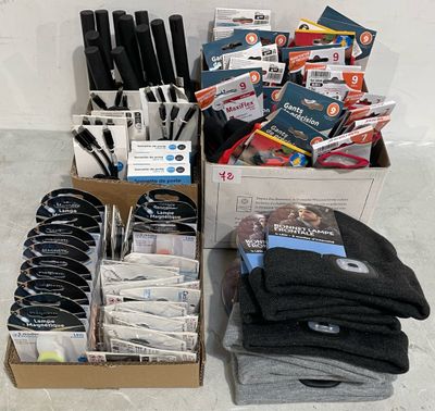 une boîte remplie de chaussettes et d'autres objets posée par terre