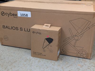 une boîte et une boîte sur laquelle est représenté un avion