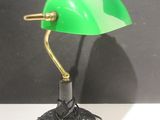 une lampe verte posée sur une table
