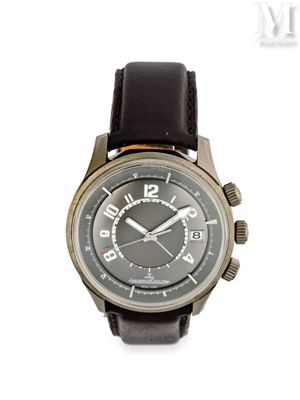 une image d'un gros plan d'une montre-bracelet sur un fond blanc