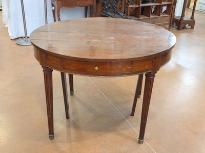 TABLE de forme circulaire en placage d'acajou.