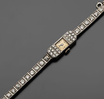 une montre-bracelet Art déco sertie de diamants