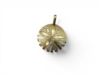 un pendentif plaqué or représentant une feuille sur fond blanc