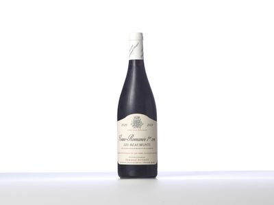une bouteille de vin posée sur une table