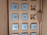 une boîte en carton contenant tout un tas de boutons