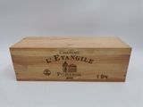gros plan d'une boîte en bois portant une étiquette