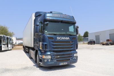 un camion semi-remorque garé dans un parking