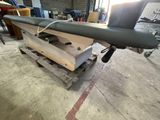 une table posée sur une palette dans un garage