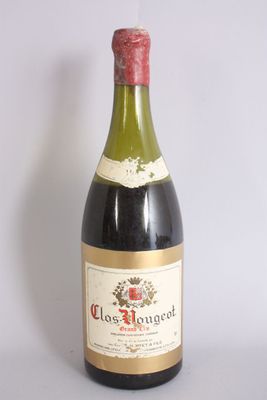 une bouteille de vin posée sur une table