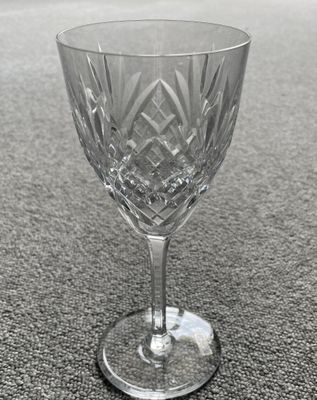 un verre à vin posé par terre