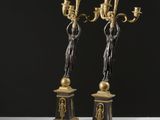 une paire de candélabres en bronze et en marbre noir