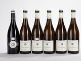 six bouteilles de vin sont alignées dans une rangée