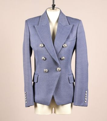 une veste bleue sur un mannequin, un mannequin, un mannequin, un mannequin, un mannequin, un mannequin, un mannequin, un mannequin, un mannequin