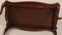 Table basse galbée toutes faces, en bois de placage et marqu… (photo 6)