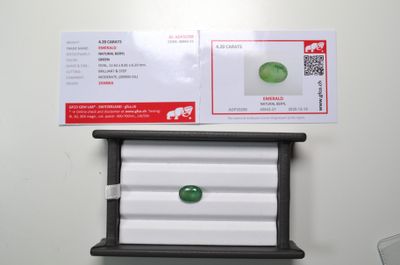 Une émeraude facettée ovale, d'un poids de 4,20 cts, provena…
