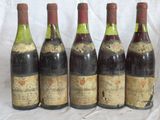 six bouteilles de vin sont alignées sur un fond blanc