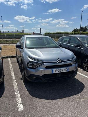 trois voitures garées sur un parking