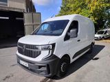 la photo d'une camionnette blanche garée sur un parking