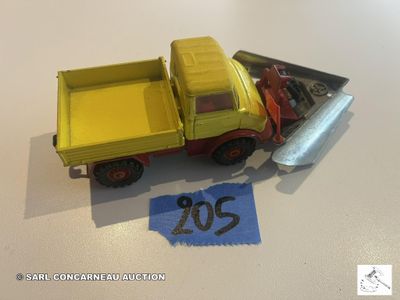 un camion jouet posé sur une table