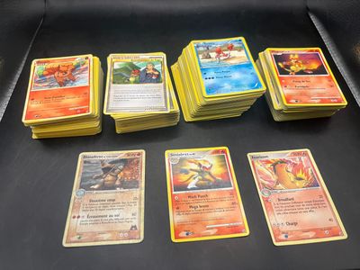 beaucoup de cartes sur la table, prêtes à être jouées