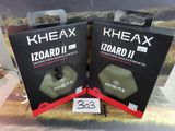 Deux boîtes de casques « Kheax Zoard II » et « Kheaxx Zoard II » sont exposées dans un magasin.