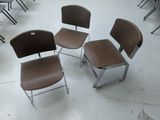 quatre chaises disposées en cercle au milieu d'une pièce